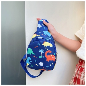 Dettaglio del marsupio in nylon blu con stampe di dinosauri colorati per bambini