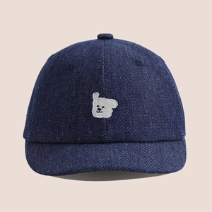 Casquette en jean bleu foncé pour enfants avec ours blanc brodé et visière incurvée élégante