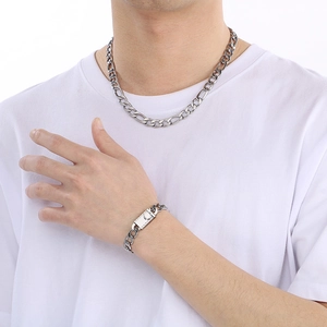 Set collana e bracciale NK in acciaio inossidabile argento indossato da un modello