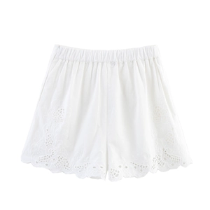 Pantaloncini bianchi a vita alta con delicati ricami in pizzo e orlo a festone elegante