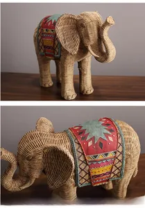 Détail d'une statue d'éléphant avec texture tressée et motifs de selle peints à la main