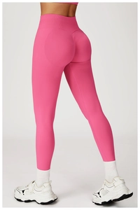 Détail du pantalon de yoga rose sans couture à taille haute avec lignes de modelage du corps