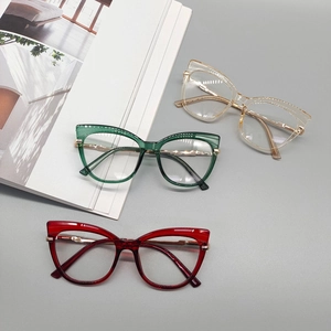 Occhiali cat-eye alla moda in rosso, verde e champagne con aste sottili in metallo