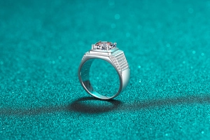 Detailed macro view of large round moissanite ring with side pavé setting in S925 silver