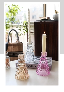 Dettaglio di portacandele a forma di albero di Natale in vetro a righe di vari colori