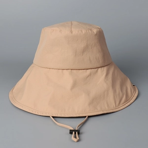 Chapeau de soleil beige à large bord pour femme avec cordon coupe-vent réglable pour l'extérieur