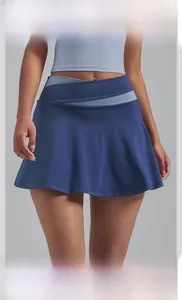 Detail van het cross-waist ontwerp op een donkerblauwe sportrok met lichtblauwe contrast