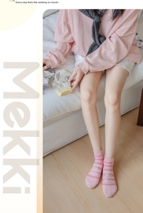 Détail de chaussettes en coton à rayures roses avec le slogan Nice to meet you design