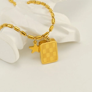 Collier en acier inoxydable doré avec pendentif étoile et damier sur pierre blanche