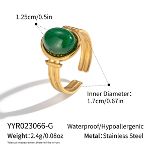 Détail d'une bague ajustable en acier doré avec pierre verte de 1,25 cm au style élégant
