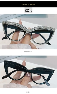 Dettaglio degli occhiali da sole cat-eye neri con raffinata catena di strass bianchi applicati
