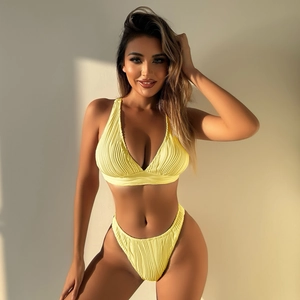 Detail der hellgelben Rippstruktur des Stoffs an einem zweiteiligen Bikini-Set