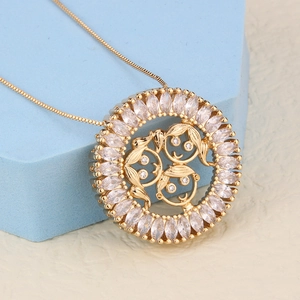 Collier pendentif rond plaqué or 18k avec zircons marquise et trois figurines d'enfants