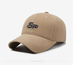 Dettaglio del ricamo Foge blu scuro su cappello in twill di cotone kaki con cuciture rinforzate