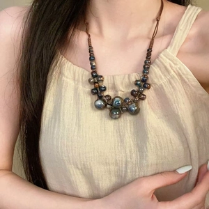 Collier bohème en perles de céramique avec glaçure ethnique sur un mannequin