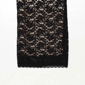 Robe dos nu élégante en dentelle noire avec doublure chair et fente latérale raffinée