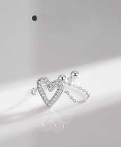 Dettaglio anello a cuore in argento S925 con zirconi pavé e catena regolabile sottile