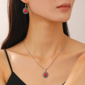 Parure de bijoux bohème avec collier et boucles d'oreilles goutte rouge sur modèle