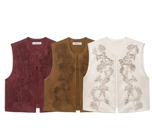 Ricamo dettagliato su gilet scamosciati vintage in bordeaux, cammello e beige