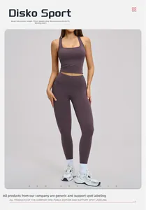 Détails de l'ensemble de yoga violet foncé avec haut à col carré et legging taille haute