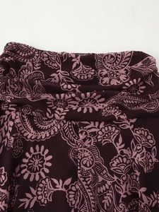 Vue macro détaillée du tissu mousseline bordeaux léger avec motifs floraux cachemire
