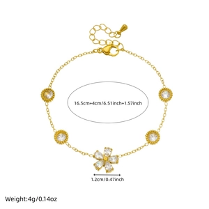 Vergoldetes Edelstahl-Armband mit Blumenanhänger und kreisförmigen Kristalldetails