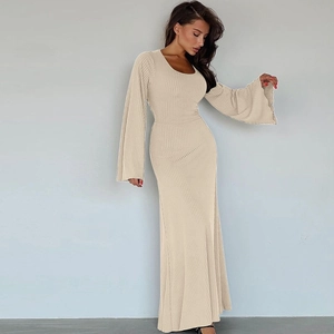 Dettaglio dell'abito in maglia beige con maniche a campana e trama a coste visibile