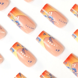 Faux ongles dégradés français avec fleurs bleues et motifs à pois sur fond blanc