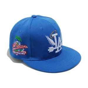 Detailansicht der blauen Cap mit LA-Flügelstickerei und seitlichen World Champs Patches