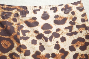 Détail du tissu à imprimé léopard et des doubles coutures à la taille de cet ensemble