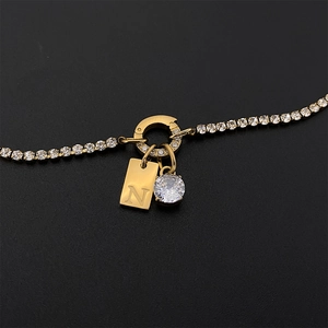 Collana in acciaio al titanio placcato oro 14K con catena tennis in strass e pendente N