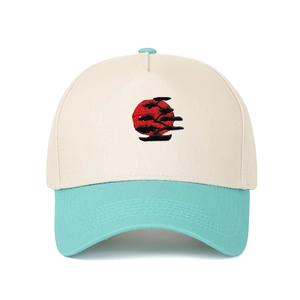 Κοντινό πλάνο κεντήματος μπονσάι και κόκκινου ήλιου στην κορυφή του καπέλου πέντε πάνελ