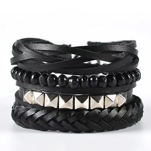 Détail de bracelet punk multicouche en cuir noir avec perles en bois et rivets argentés