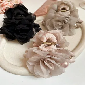 Trois pinces à cheveux élégantes avec roses en résille et perles en noir et rose