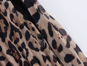 Dettaglio del tessuto in chiffon leopardato con una cerniera invisibile nera sul retro