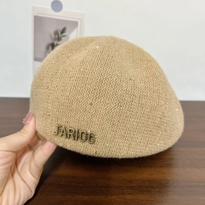 Béret en chenille beige scintillant avec paillettes et logo métallique pour l'automne