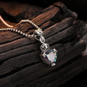 Collana maglione con ciondolo a corona di cuore in zircone colorato e catena a sfere d'argento