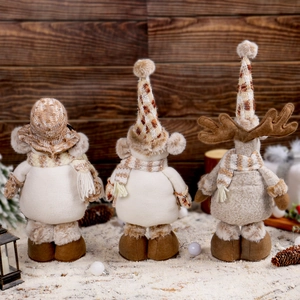 Set di figure natalizie di peluche con orsetti e renna su neve artificiale e legno
