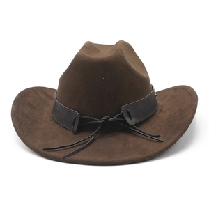 Détail d'un chapeau en daim marron foncé avec bande en cuir et large bord élégant