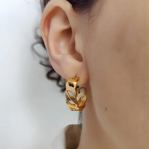Eleganti orecchini a C in acciaio inossidabile placcato oro 18K con design a foglia