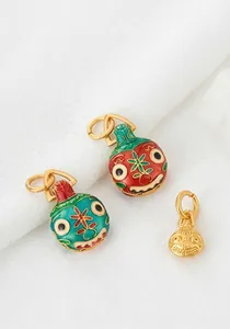Vue détaillée de trois pendentifs masques chinois avec émail et finition plaqué or 14k