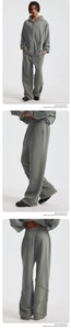 Detail von grau-grünem Kapuzenpullover und Hose im Distressed-Look mit offenen Kanten