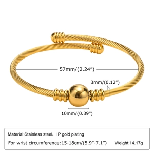 Dettaglio macro della sfera dorata da 10mm su bracciale intrecciato in acciaio