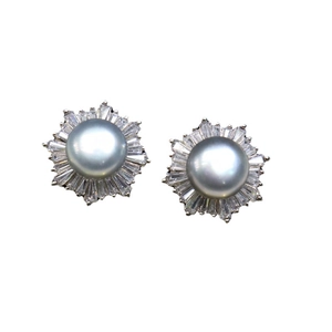 Elegant 8-9mm freshwater pearl stud earrings with sparkling T-diamond halo on white background