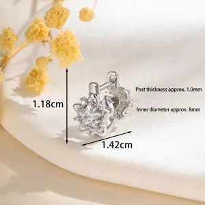 Créoles en argent avec zircons en forme de cœur et d'étoile sur fond de pierre naturelle