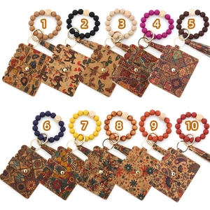 Vista plana de 10 tarjeteros de corcho impresos con pulseras de cuentas y borlas