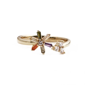 Détail d'une bague plaquée or avec incrustations de zircons colorés en étoile