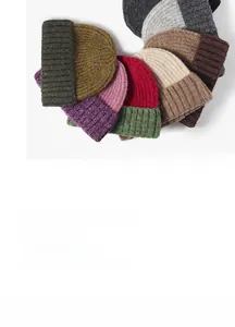 Détail de bonnets en maille côtelée multicolores en laine pour la chaleur d'hiver