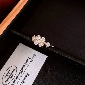 Bague fleur luxueuse plaquée or 18 carats avec pavé de zircons cubiques blancs