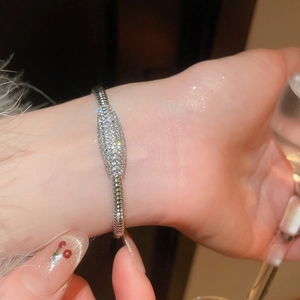 Détail du bracelet chaîne serpent plaqué or 18 carats avec cœurs en zircon sur le mannequin